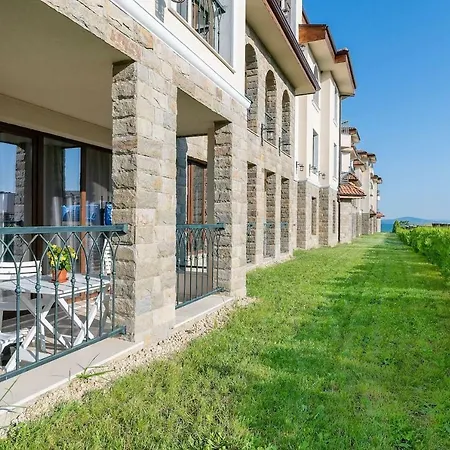 Modern & Clean 1-bedroom Flat In A Private Sarafovo ブルガス